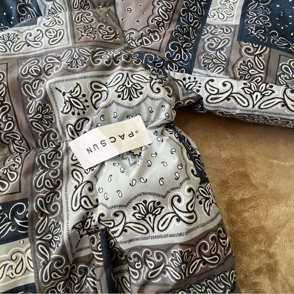 NWT PacSun Blue White Bandana Paisley Patchwork Print Puffer Jacket Men's M - Picture 12 of 12